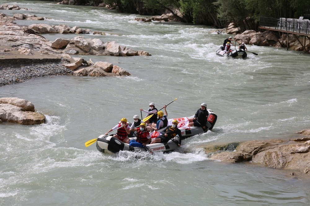 Tunceli’de rafting sezonunu, Vali Sonel açtı 
