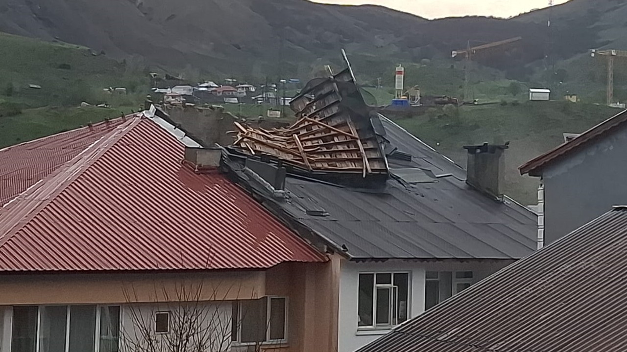 Tunceli’de şiddetli fırtına çatıları uçurdu, ulaşım aksadı