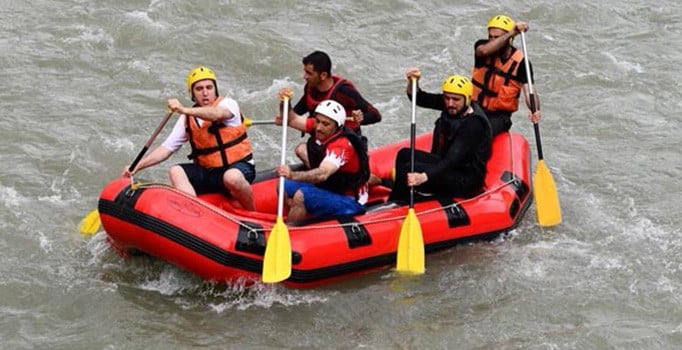 Tunceli’de tabuları yıkan Vali bu kez rafting yaptı