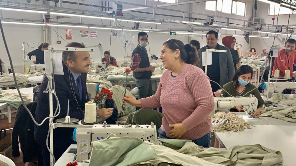 Tunceli’de tekstilde çalışan kadınlara Vali Sonel’den jest 