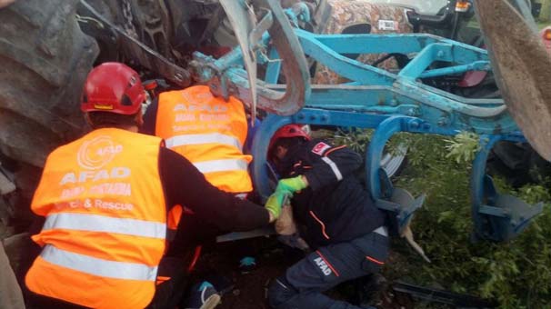 Tunceli’de traktör devrildi! Altında kalan sürücüyü AFAD kurtardı
