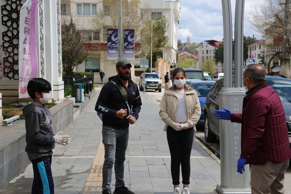 Tunceli’de vali sokağa çıktı, hem maske dağıttırdı, hem de evde kalın çağrısında bulundu 