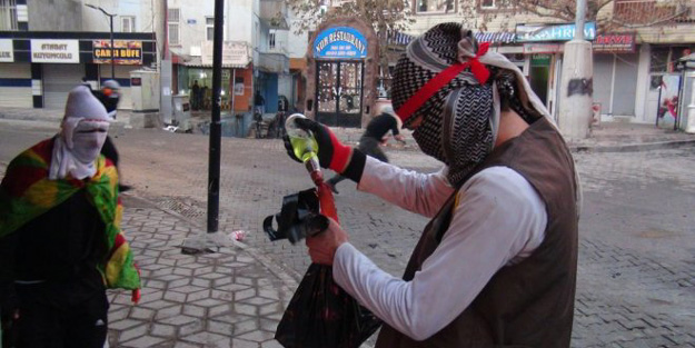 Tazyikli su ve biber gazını yiyen kaçtı!