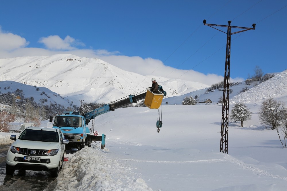 Tunceli’de yolda kalan çok sayıda tır kurtarıldı 