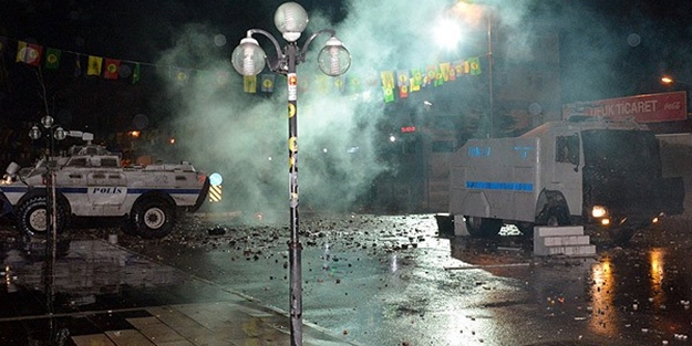 Tunceli'deki gösterilerde bir polis şehid oldu!