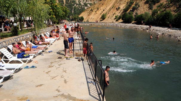 Tunceliler 41 derece sıcaklıkta Munzur'a akın etti