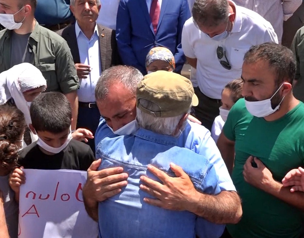Tunceliler gözyaşlarıyla uğurladı, Vali ağlayarak veda etti 