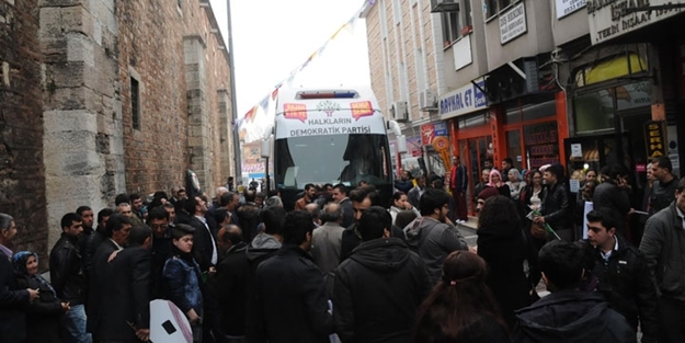 Tuncel‘in seçim aracına taşlı saldırı