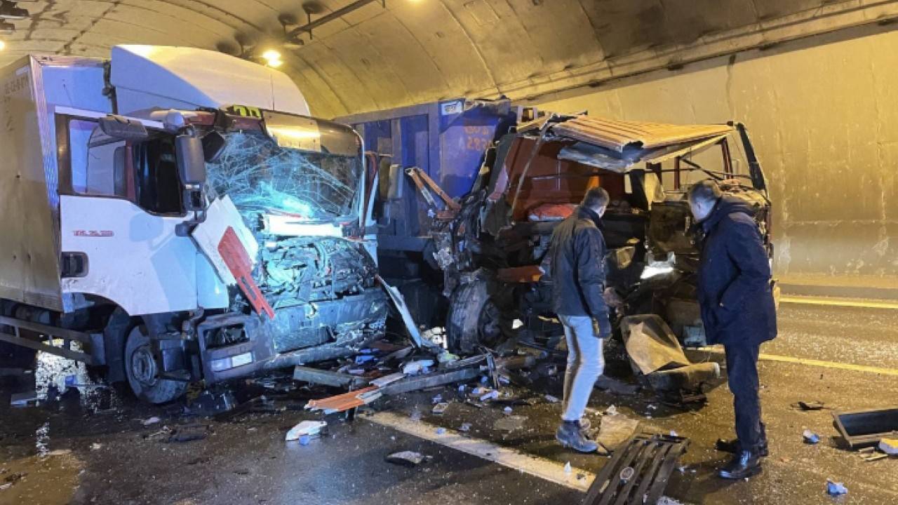Tünelde feci kaza, 3 kamyon birbirine girdi