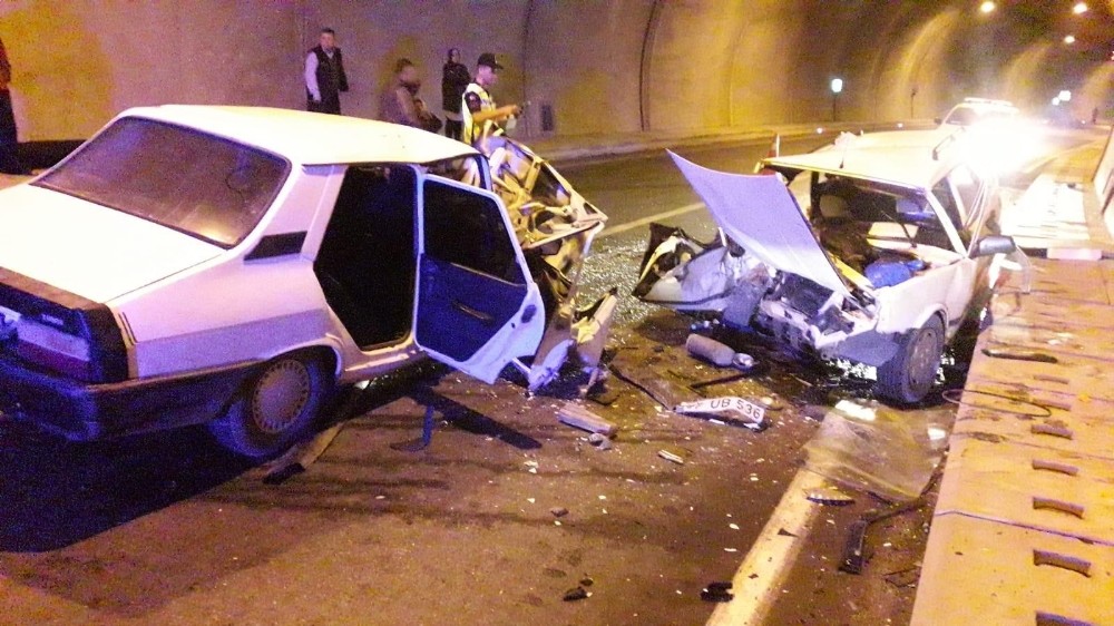 Tünelde otomobiller kafa kafaya çarpıştı: 4 yaralı 