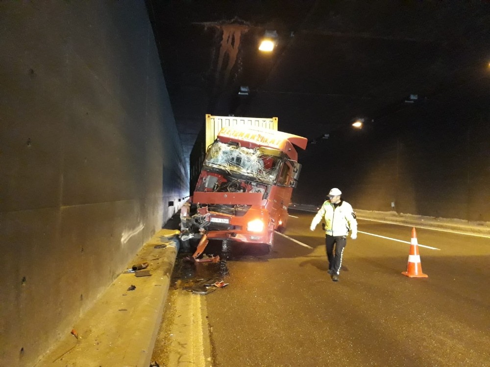 Tünelde tır tıra çarptı: 1 yaralı 
