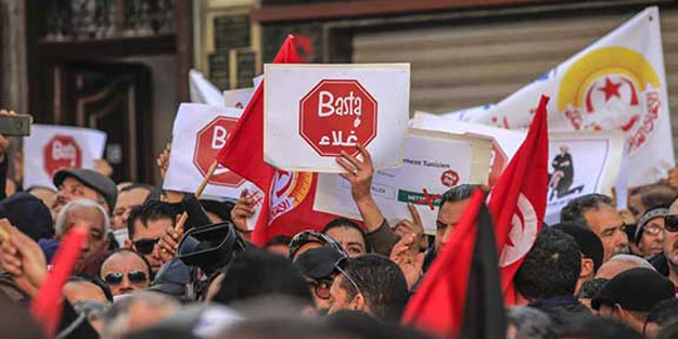 Tunus'ta 650 bin kamu çalışanı greve gitti!
