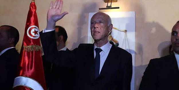 Tunus'ta darbe kararları uzatıldı