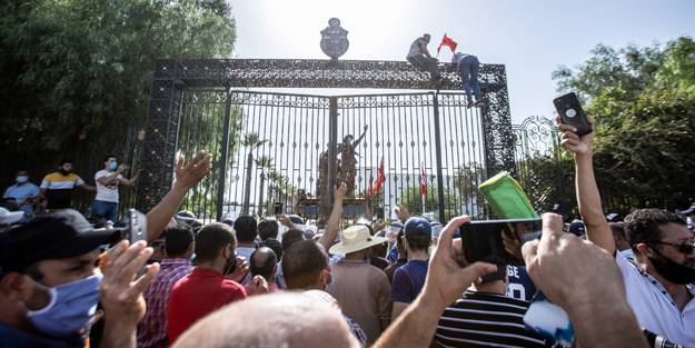 Tunus'ta 'darbe'ye karşı çıkan halk sokağa döküldü!