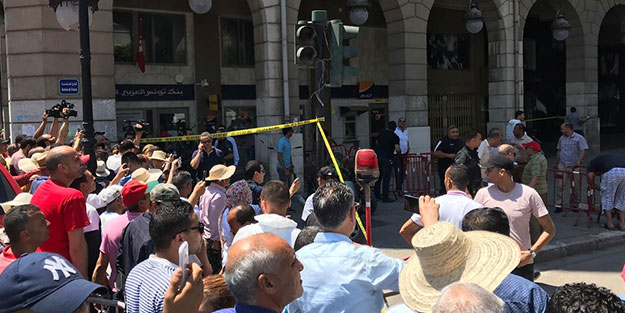 Tunus'ta intihar saldırısı! Polisler hedef alındı