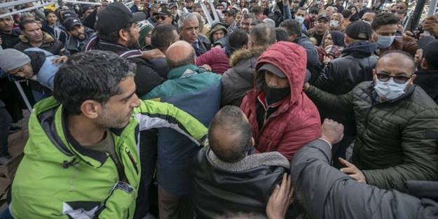 Tunus'taki darbeye direnen halka müdahale!