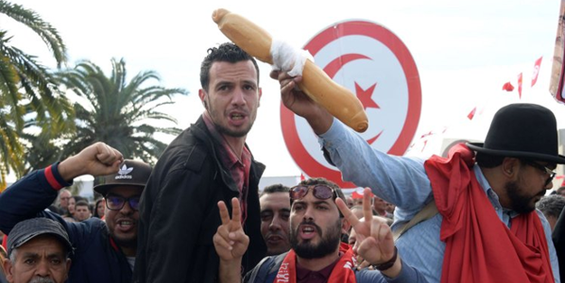 Tunus'un yeni cumhurbaşkanı Said, halkı ekmeğe muhtaç etti
