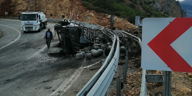 Tüp yüklü kamyon devrildi! Yaralılar var