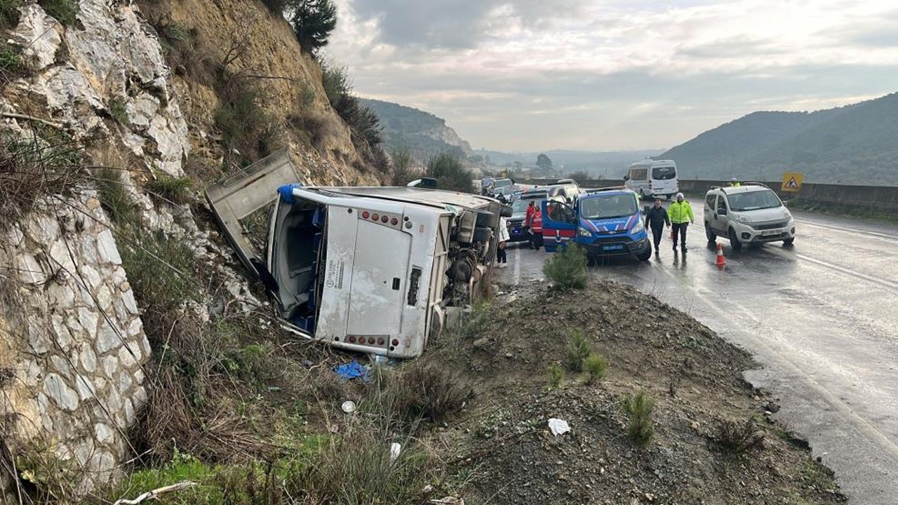 Tur minibüsü devrildi! Onlarca yaralı var