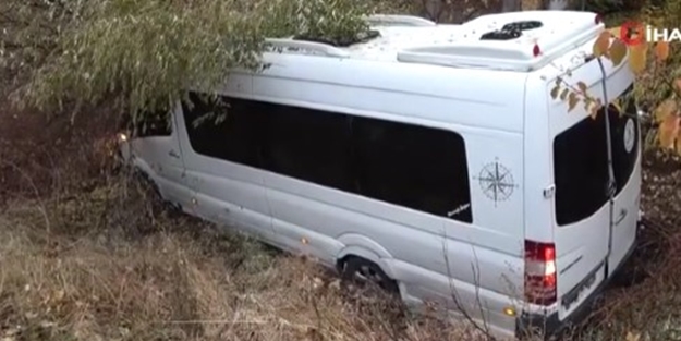 Tur minibüsü şarampole uçtu! Çok sayıda yaralı var