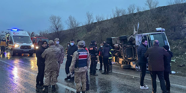 Tur otobüsü devrildi: Çok sayıda yaralı var