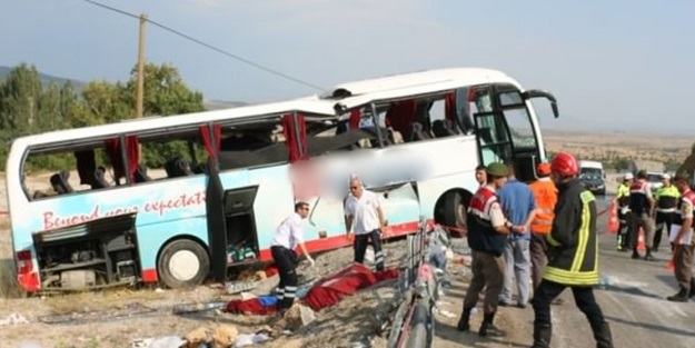 Tur otobüsü takla attı! Ölü ve yaralılar var