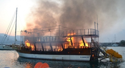 Tur teknesi alev alev yandı
