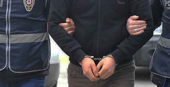 Tur teknesi arızalanınca 700 kilo esrarla enselenip, tutuklandılar