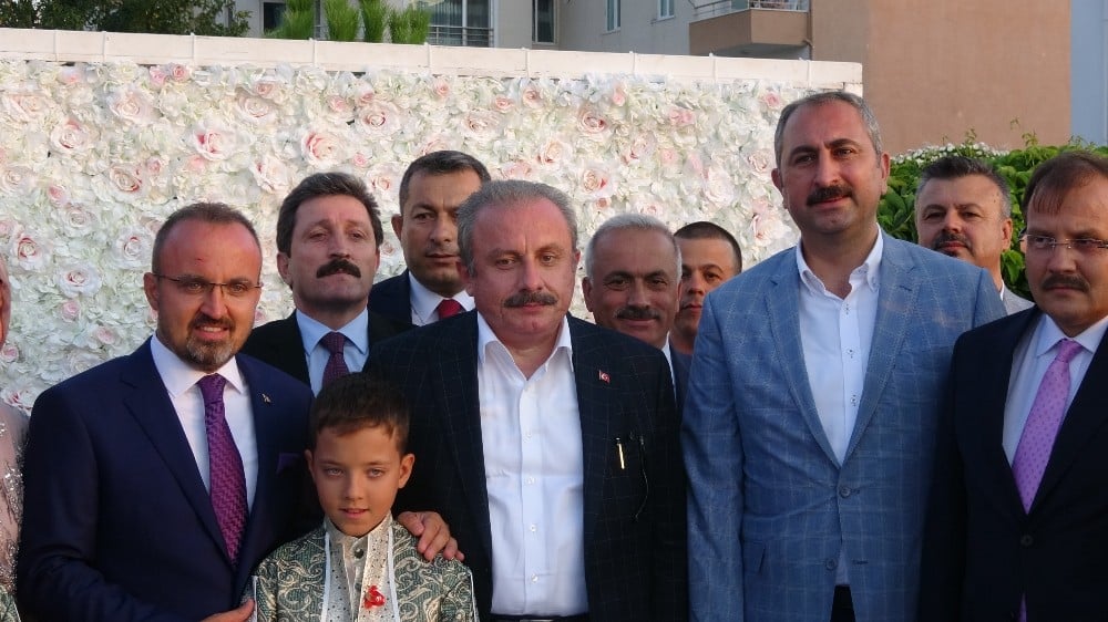 Turan ailesinin sünnet töreni, siyasetin önde gelen isimlerini bir araya getirdi 