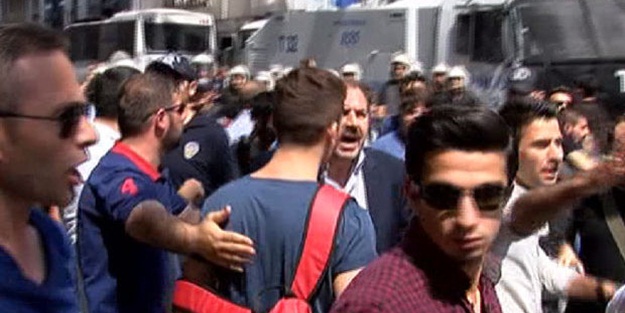 Turan Ocakları üyeleri, Taksim'de LGBT'lileri kovaladı