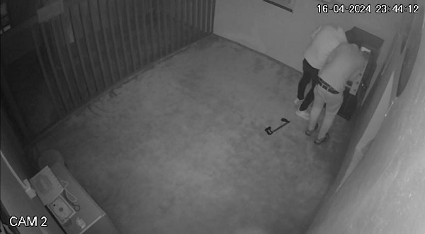 Türbede hırsızlık kameraya yansıdı