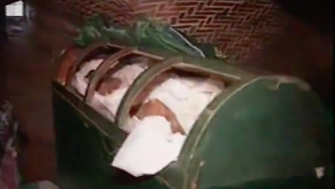 Türbedeki bazı parçaları şifa niyetine kaynatıp suyunu içmek de ne? Lan oğlum zehirlenirsiniz!