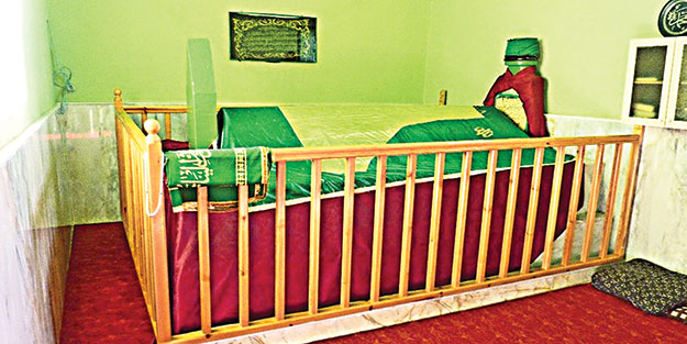 Türbeden mezar taşını çaldılar