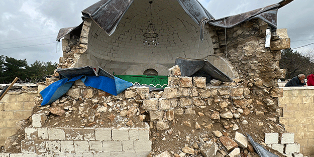 Türbenin yarısı çöktü! Vatandaşlar çağrıda bulundu