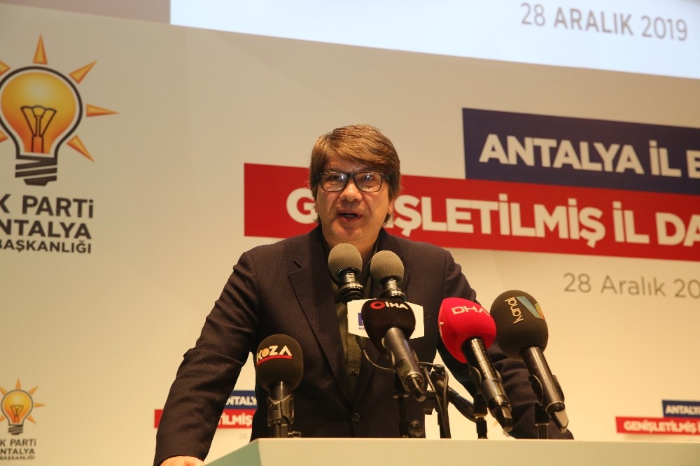 Türel, yeni imajıyla dikkat çekti 