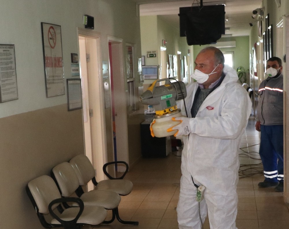 Turgutlu Belediyesi aile sağlığı merkezlerini dezenfekte etti 