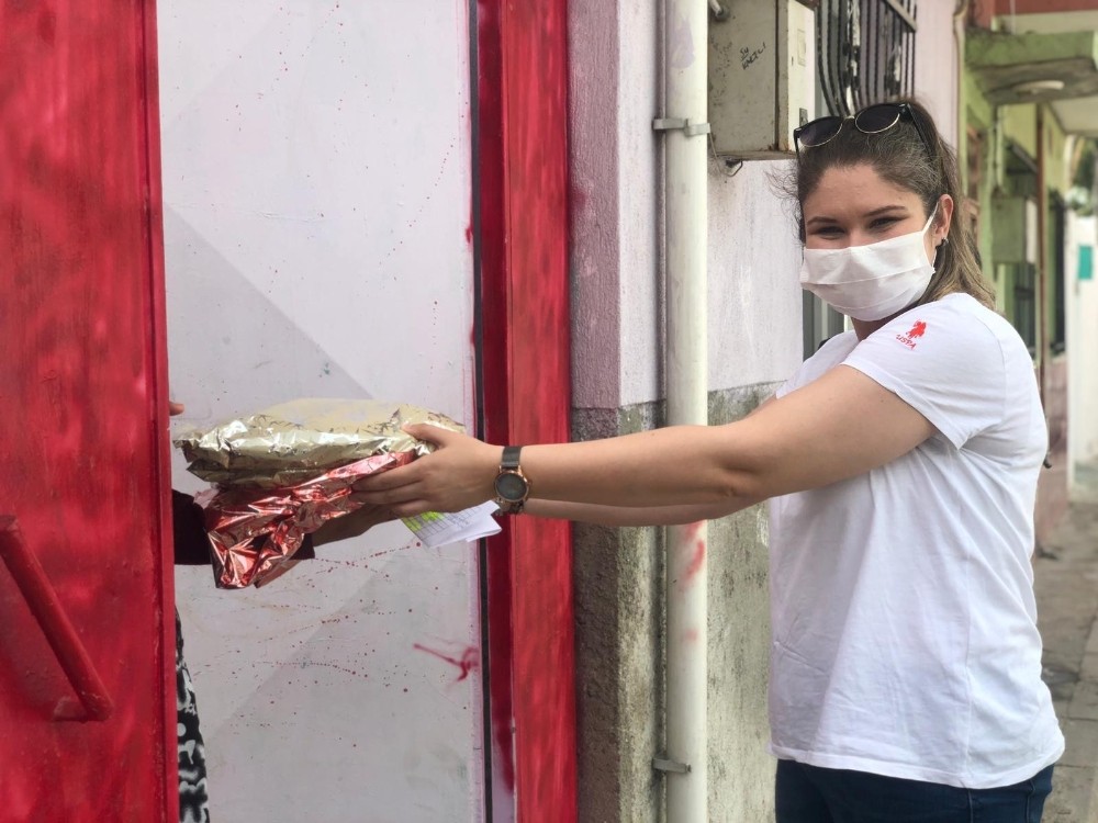 Turgutlu Belediyesi bayram öncesi çocukların yüzünü güldürdü 