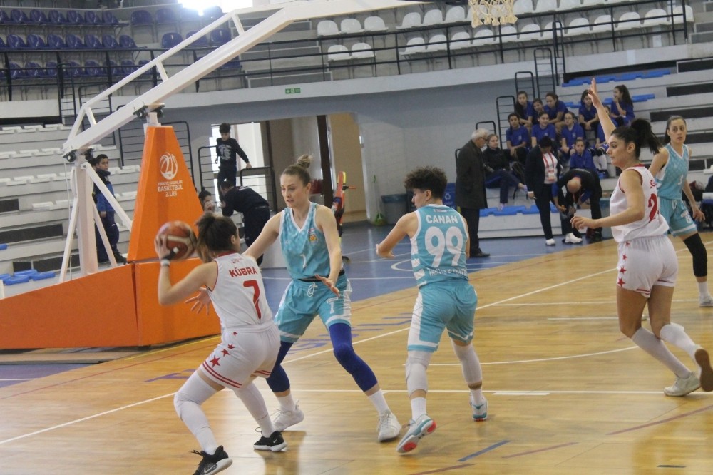 Turgutlu Belediyesi Kadın Basketbol takımı lidere yenildi 