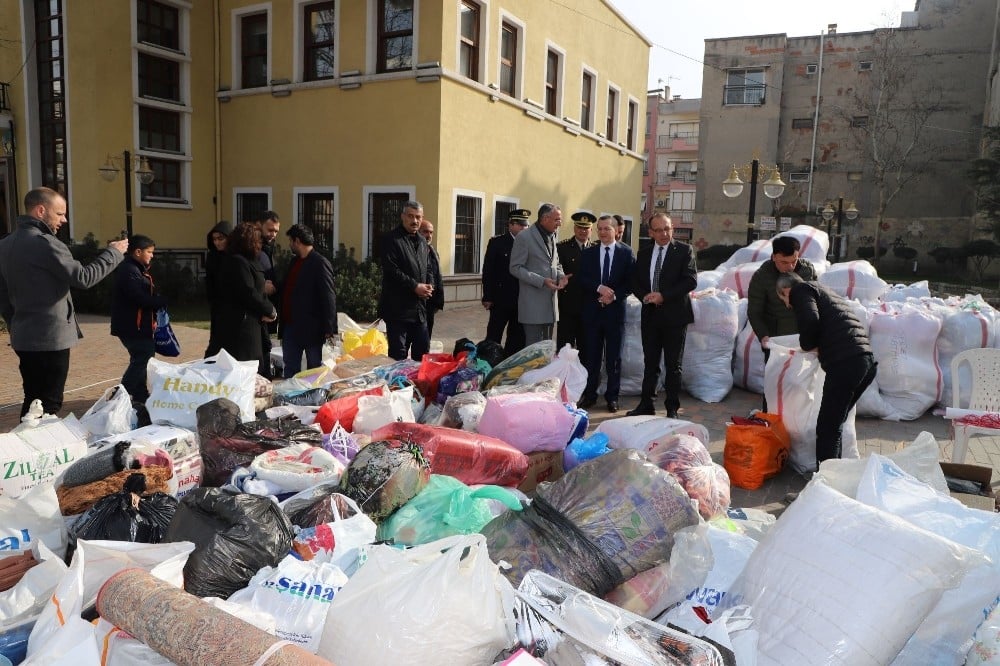 Turgutlu’da depremzedeler için 24 saatte iki tır dolusu yardım toplandı 