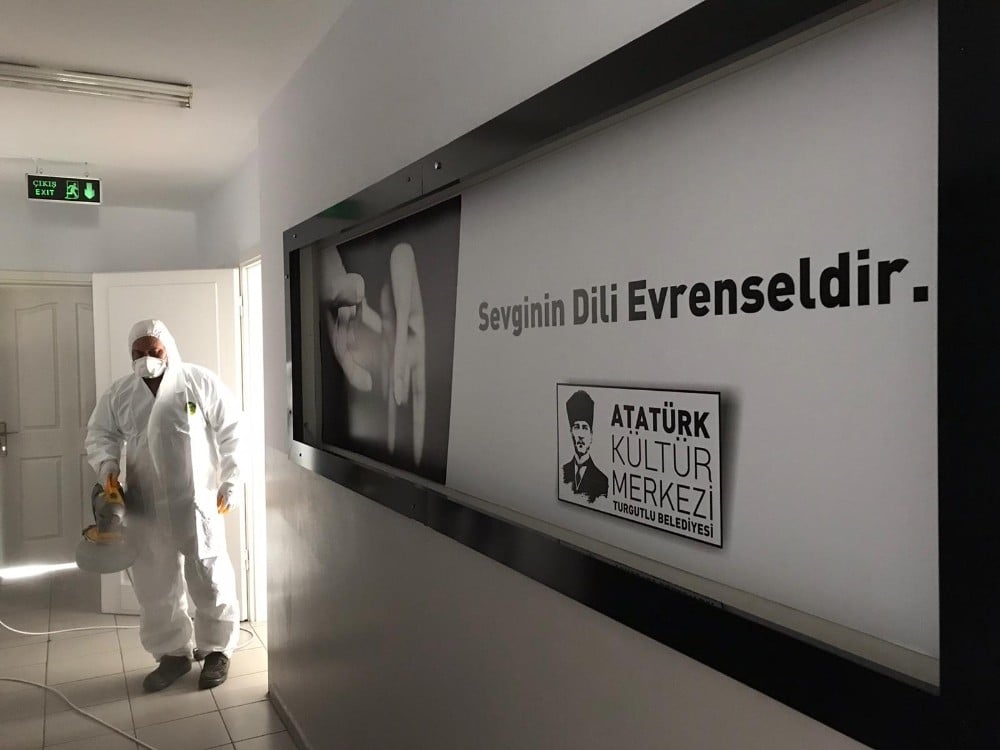 Turgutlu’da faaliyetlerine yeniden başlayan merkezler dezenfekte edildi 