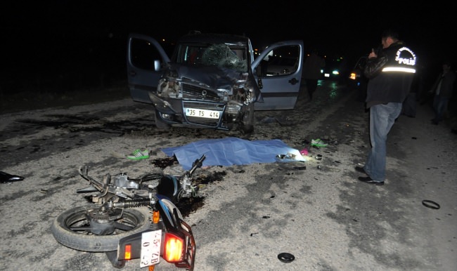 Turgutlu'da otomobil ile motosiklet çarpıştı: 1 ölü, 2 yaralı