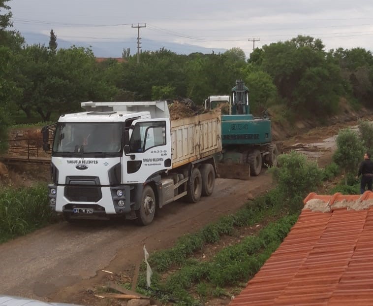 Turgutlu’da sulama kanalları temizleniyor 