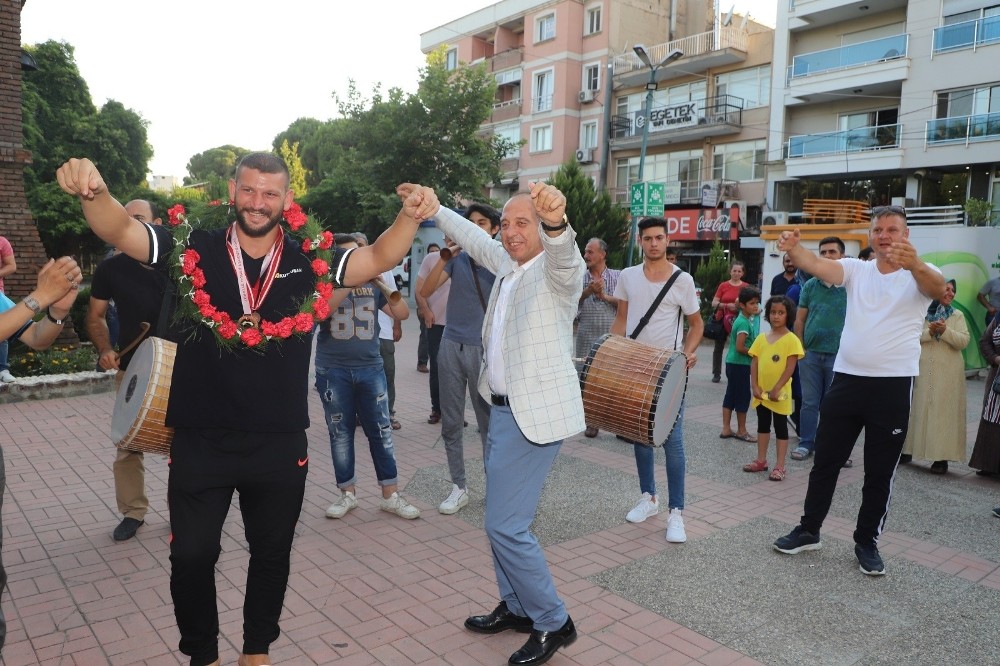 Turgutlulu güreşçiler için coşkulu karşılama 