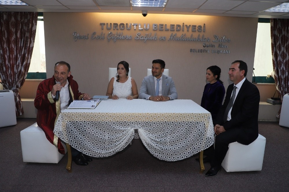 Turgutlu’nun yeni belediye başkanı ilk nikahını kıydı 