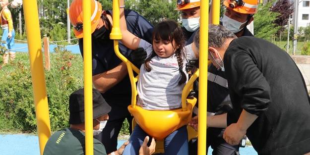 Turist çocuk, salıncağa sıkıştı