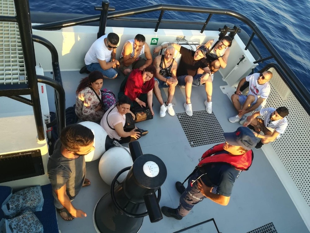 Turist kılığına girerek kaçmaya çalışan göçmenler yakayı ele verdi 