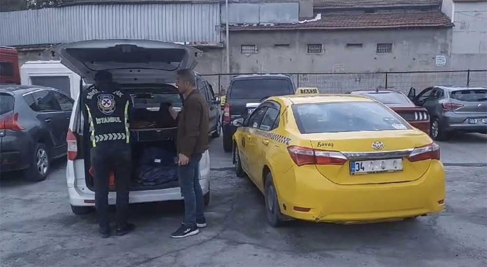 Turisti görünce aracındaki müşteriyi indirdi! Bakın taksicinin başına neler geldi! Sen misin indiren?