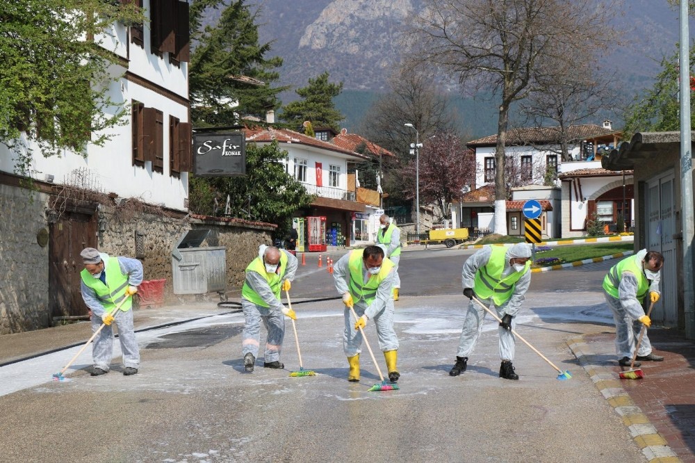 Turistik kenti fırçalarla yıkadılar 