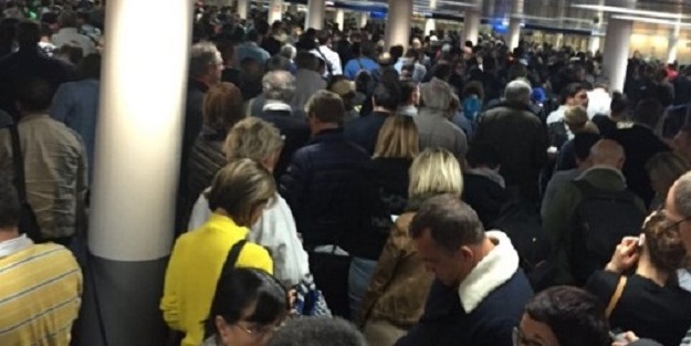 Turistler Paris'ten kaçıyor