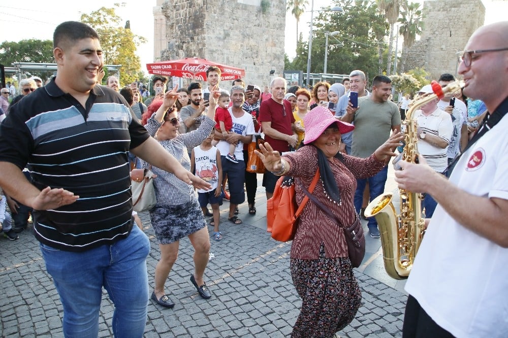 Turistler şehrin merkezinde erik dalı oynadı 